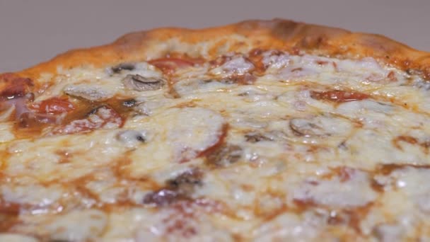 Grote ronde pizza met een kaas kant in een doos. — Stockvideo