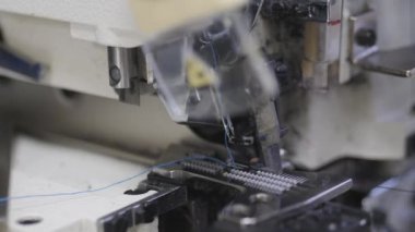 Dikiş atölyesi. Zigzag makinesi dikişi. Kumaş kaplama.