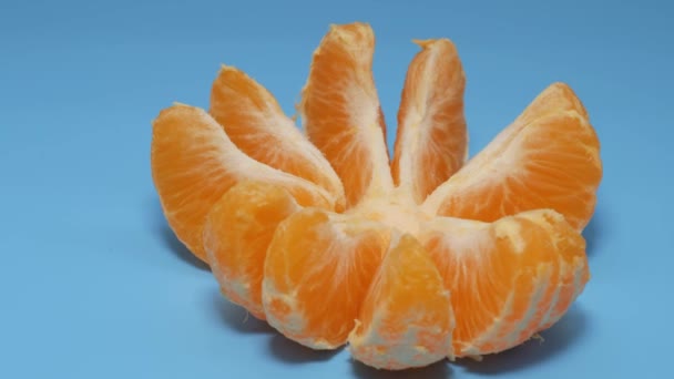 Irisan Tangerine berputar di pesawat. — Stok Video