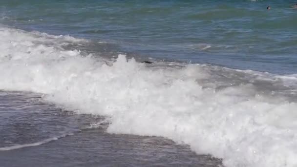 Los niños emociones en unas vacaciones de mar. Adolescente es cubierto por una ola. — Vídeos de Stock