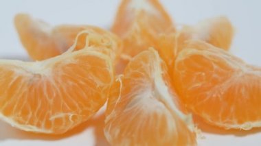 Dönen bir masada mandalina dilimleri.