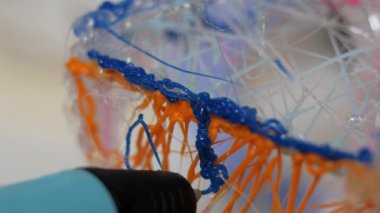 Bir çocuğun elinde üç boyutlu kalem..