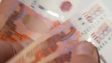 5000 Rus rublesi. Bir yığın banknot 5000 Rus rublesi..