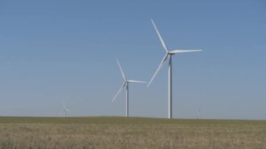 Rüzgar jeneratörü. Çevre dostu sistemler. Elektrik üretimi.