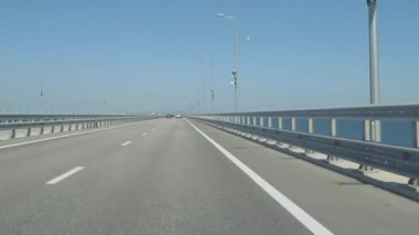 Otoyol. Yoldaki koruyucu ekranlar.