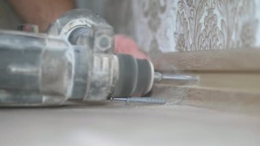 Kablo kanalı olan plastik zemin etek tahtasının kurulumu.