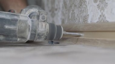Kablo kanalı olan plastik zemin etek tahtasının kurulumu.