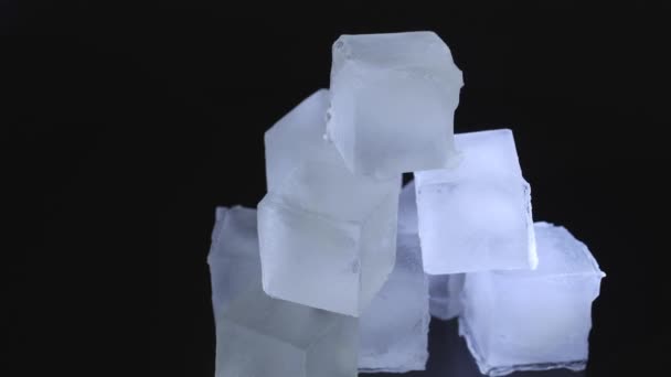 Кубики льоду на чорному фоні . — стокове відео