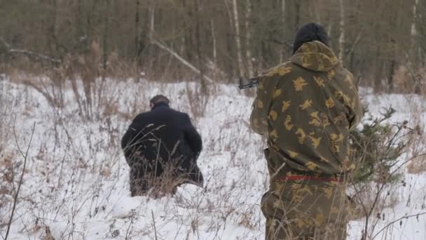 La menace des armes. Prise d'otages. — Video