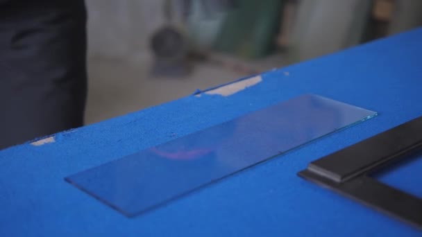 Snijglas met een glassnijder op een harde blauwe fluwelen tafel. — Stockvideo