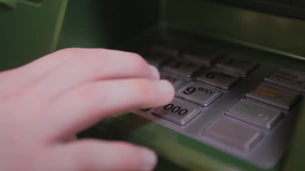 Відклич гроші з банкомату. Дитина забирає гроші з касового апарату.. — стокове відео