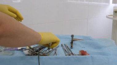 Ameliyat odası. Cerrahi aletlerle dolu bir masa..