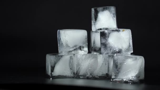 Cubi di ghiaccio su sfondo nero. — Video Stock