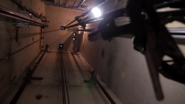 Túnel del eje del ascensor. Eje del ascensor de un edificio de varios pisos. — Vídeo de stock