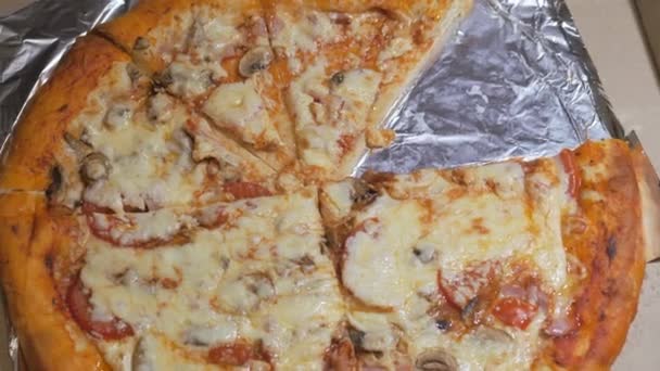 大的圆形披萨，盒子里有奶酪面。分发烘烤品。PIZZA — 图库视频影像