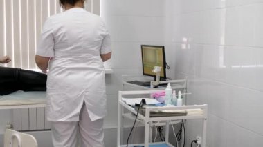 Koloproktolog. Proktoloğun muayenehanesinin tıbbi aletleri..