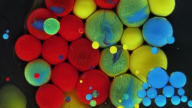 Renkli kabarcıklar. Siyah arka planda soyut kırmızı, sarı, mavi, yeşil karışımı. Sanatsal renk arkaplanı.