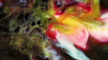 Yıldızlı altın tozu. Karanlık bir akıntıda soyut kırmızı ve sarı damlacıklar ve koyu bir arka planda belirtiler.