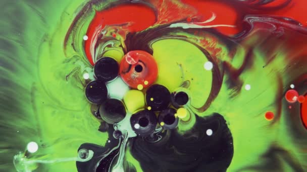Burbujas coloridas. Mezcla abstracta roja, amarilla y verde sobre fondo negro. Color artístico pintura fondo. — Vídeo de stock