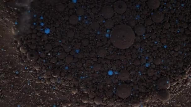 カラフルな泡だ。暗所での褐色の泡塊。芸術的なカラーペイントの背景. — ストック動画