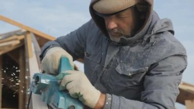 Elektrikli bir planörle ağaç planlamak. İnsani duygular. Sıkı çalışma..