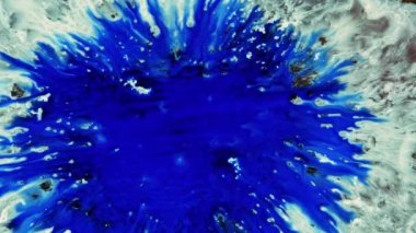 Patlama oldu. Çiçek açan bir çiçek. Akışkan sanat. Genişleme etkisi. Damlalar uçuyor..