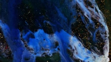 Mavi duman, altın renginde parıldayan arka planda damarlarda yayılır. Çok katmanlı doku, şeffaflık. Reçine sanatı. Akışkan sanat. Sıvı soyutlamalar. Derin mürekkep boşlukları. Soyut renkli arkaplan taşınıyor.