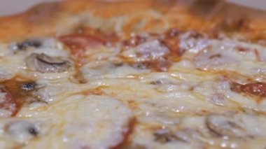 Kutunun içinde peynirli büyük yuvarlak pizza..