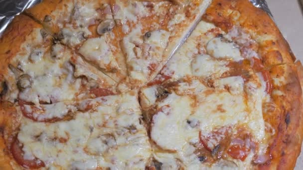 Pizza redonda grande con un lado de queso en una caja. — Vídeos de Stock