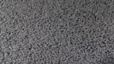 Plastik toplar titreşim masasının ızgarasına sıçrar. Granüler polietilen üretimi.