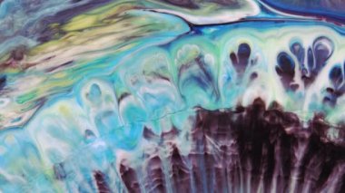 Mavi arka planda mavi-kırmızı çizgiler var. Pastel renkler. Mavi genişlik. Patlama dalgası daire şeklinde yayılır. Boyalar karıştırılıyor.