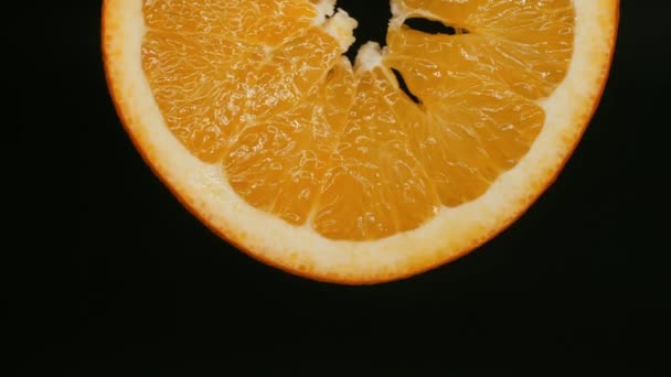 Πορτοκαλί σε μαύρο φόντο. Σταγόνες. — Αρχείο Βίντεο