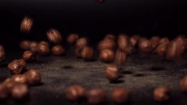 Bolas de cereais de milho de chocolate movendo-se para cima e para baixo em um fundo preto. — Vídeo de Stock