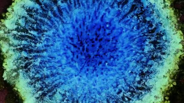 Синий взрыв, частицы летят в разных направлениях. Искусство смолы. — стоковое видео