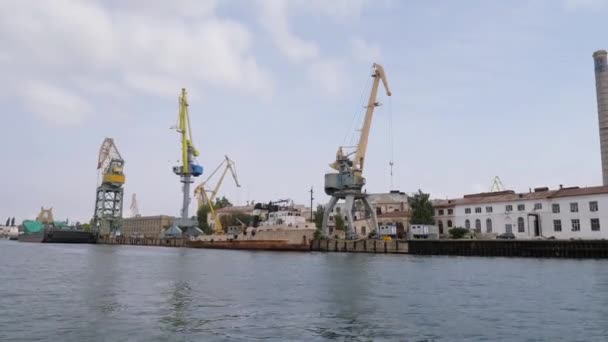 Sebastopol, península de Crimea - 5 de septiembre de 2020-oficina editorial: grúas portuarias de la ciudad de Sebastopol. Grabación de vídeo desde el agua. El recipiente "Don", un remolcador, está amarrado. — Vídeos de Stock