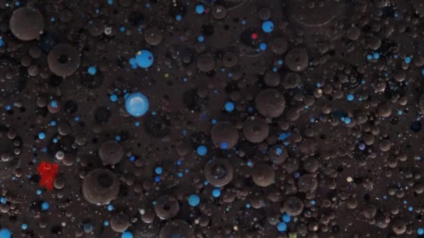 カラフルな泡だ。暗所での褐色の泡塊。芸術的なカラーペイントの背景. — ストック動画