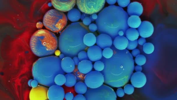 カラフルな泡だ。抽象的な青、赤、濃い背景に緑の混合物。芸術的なカラーペイントの背景. — ストック動画