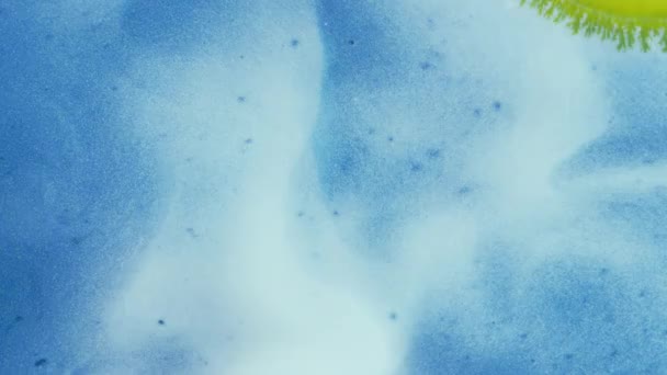 結晶発芽。抽象的な黄色、青の背景に赤い斑点。アブストラクトグランジ・アート・インク・ペイント・スプレッドブラスト爆発背景. — ストック動画