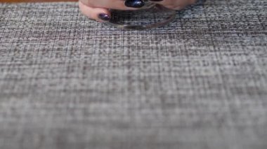 Tahıllar masaya saçıldı. Kavrulmuş kahve çekirdeklerinden oluşan bir arka plan.