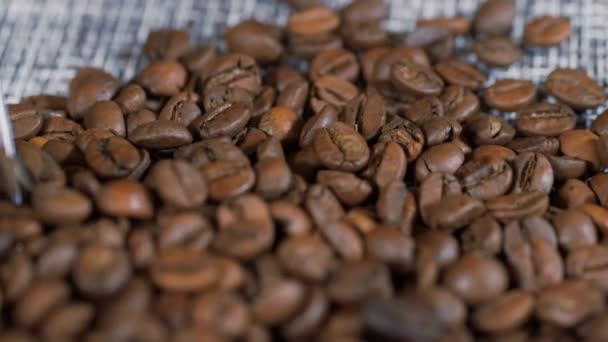 Des grains de café sur la table. Contexte composé de grains de café torréfiés. — Video