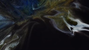 Güzel altın parıldayan parçacıklar, yavaş çekimde siyah arka planda mercekleri parlıyor. Havadaki Dinamik Rüzgâr Parçacıklarının Bokeh ile 3D Canlandırması.