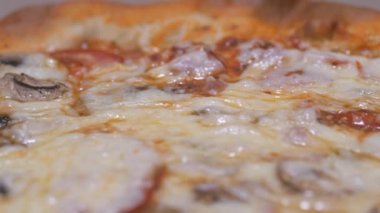 Kutunun içinde peynirli büyük yuvarlak pizza..