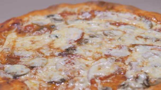 Duża pizza okrągła z serem w pudełku. — Wideo stockowe