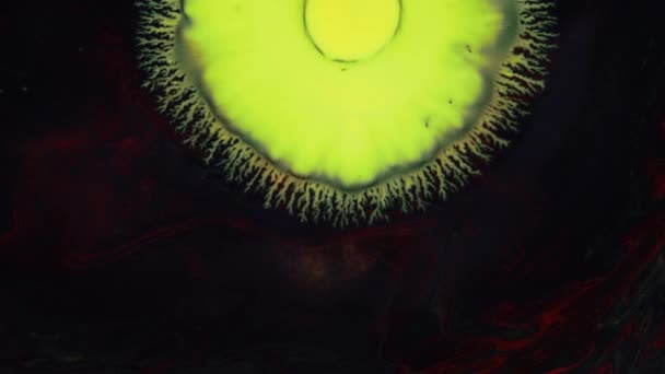 Κρυστάλλινη βλάστηση. Αφηρημένη κίτρινη κηλίδα σε σκούρο φόντο. Αφηρημένη Grunge Art Ink χρώμα εξάπλωση έκρηξη φόντο. — Αρχείο Βίντεο