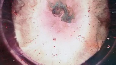 Soyut Grunge Renk Mürekkepli Patlama Arkaplanı daraltıyor. Mavi, kırmızı, beyaz gökkuşağı renklerine sahip ayrıntılı arkaplan hareketi. Pastel renkli ayrıntılı arkaplan hareketi