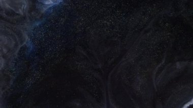 Güzel altın parıldayan parçacıklar, yavaş çekimde siyah arka planda mercekleri parlıyor. Havadaki Dinamik Rüzgâr Parçacıklarının Bokeh ile 3D Canlandırması.