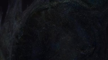 Güzel altın parıldayan parçacıklar, yavaş çekimde siyah arka planda mercekleri parlıyor. Havadaki Dinamik Rüzgâr Parçacıklarının Bokeh ile 3D Canlandırması.