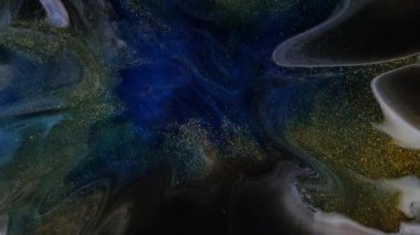 Güzel altın parıldayan parçacıklar, yavaş çekimde siyah arka planda mercekleri parlıyor. Havadaki Dinamik Rüzgâr Parçacıklarının Bokeh ile 3D Canlandırması.