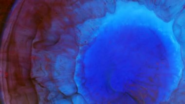 Soyut Grunge Renk Mürekkepli Patlama Arkaplanı daraltıyor. Mavi, kırmızı, beyaz gökkuşağı renkleriyle ayrıntılı arkaplan hareketi.