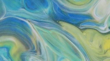 Soyut ışık pastel akıntıları mavi arka planda düzlem boyunca akar. Mermer dokusu. Akışkan sanat. Sıvı soyutlamalar.